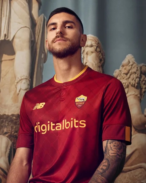 Camisa-titular-da-AS-Roma-2022-2023-e-lancada-pela-New-Balance-5.jpg