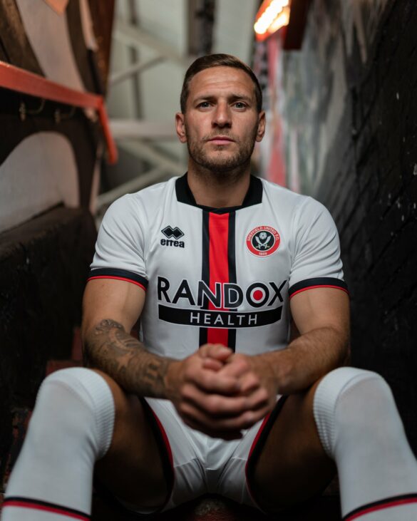 Camisa-reserva-do-Sheffield-United-2022-2023-Errea-4-585x731.jpg